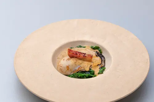 ▲日本播磨生蠔佐昆布荷蘭醬，滋味鮮美。（圖／夏登鐵板燒提供）