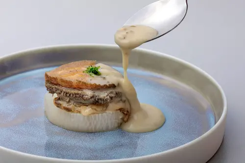 ▲套餐中還有南非活鮑魚佐蘑菇奶油白醬，吃得到Q恁父有甜味的鮑魚。（圖／夏登鐵板燒提供）