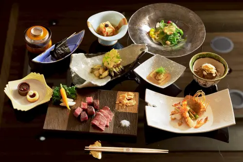 ▲HAYASE日本料理鐵板燒全新推出午餐套餐「錦秋鐵火旬響」，每位2,480元起。(圖/ JR東日本大飯店台北)