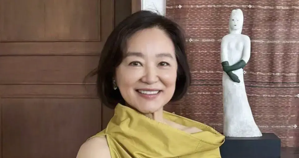 ▲70歲的林青霞（中）遊巫山巧遇有人在作畫，被他和妻子認出來之後，不但開心合照，也接受了他贈送的山水畫，讓這位作畫者直呼有如電影情節般幸運，能在山上巧遇童年時的女神。（圖／摘自小紅書）