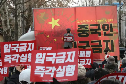 聽到中文就動手！韓男仇中尾隨攻擊　台灣客遭誤傷「被酒瓶打頭」
