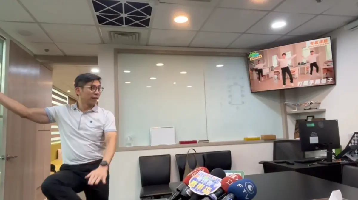 ▲鍾佳濱跟著影片做運動。（圖／翻攝畫面）