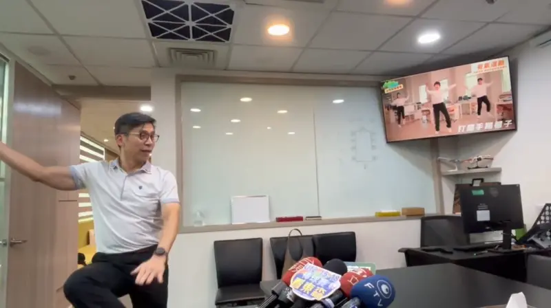 ▲鍾佳濱跟著影片做運動。（圖／翻攝畫面）