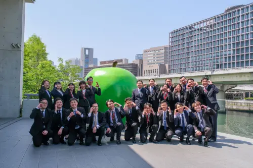 ▲山金控主管參訪安藤忠雄設計的「中之島童書之森」，位於日本大阪，館外的青蘋果雕塑象徵青春的熱情與創意。（圖／玉山金提供）