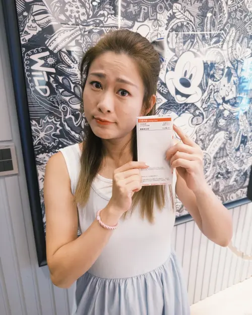 ▲蘇珊媽拿著最新一期電費帳單，驚呼已經創下自家「電費新高度」。（圖／翻攝彼得爸與蘇珊媽臉書）