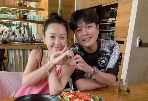 49歲六月腳踝翻船！躺擔架送醫傷勢曝　想討拍竟遭老公李易嘲笑
