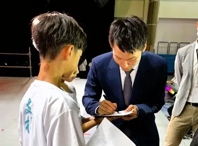 ▲兩屆奧運羽球雙金得主李洋正式就任首任部長，仍展現親民的一面。（圖／記者廖聿偉攝）