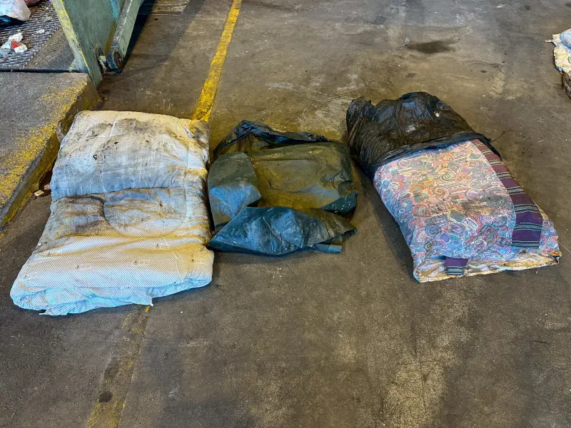 ▲老舊沙發、床墊、棉被、枕頭與大型玩偶等，容易使垃圾車壓縮機卡頓影響人員安全，不適合與一般垃圾一同丟棄。（圖／台東環保局）