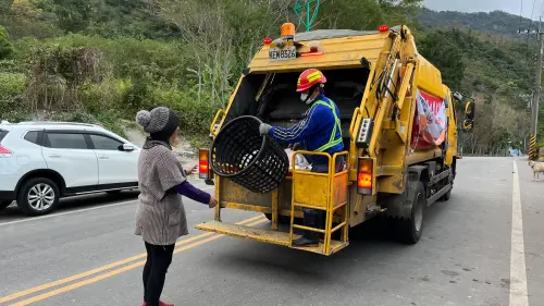 ▲老舊沙發、床墊、棉被、枕頭與大型玩偶等，容易使垃圾車壓縮機卡頓影響人員安全，不適合與一般垃圾一同丟棄。（圖／台東環保局）