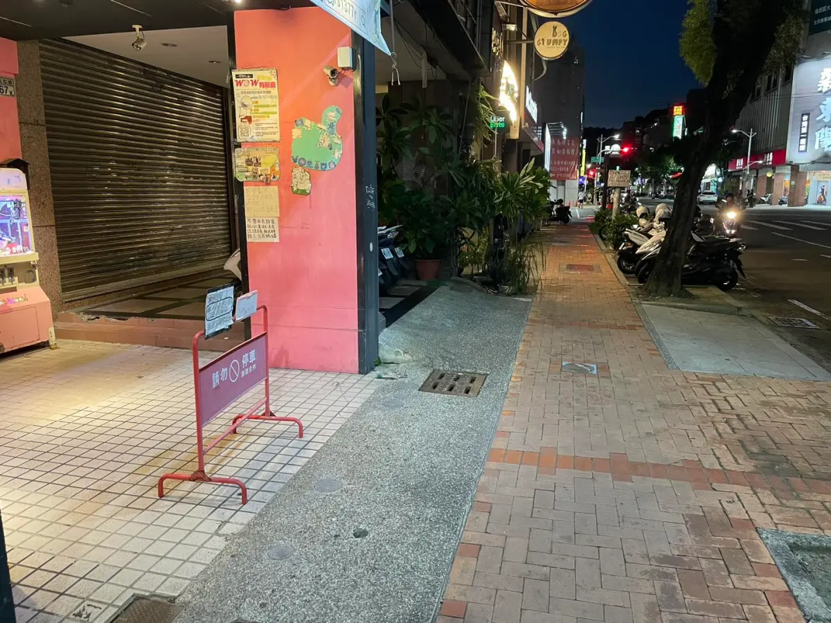 大樓普渡佔用騎樓！擺「禁止停車」吞2400元罰單 警：沒申請路權