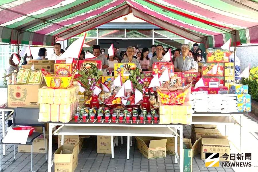 ▲台灣港務港勤公司舉辦中元普渡祈安法會，由董事長陳榮聰(前排右3)率該公司與會同仁，祈求公司員工在台灣港群高雄等港區勤務順利、所有員工平安，也祈願員眷均能平安健康。(圖／記者黃守作攝，2025.09.09)