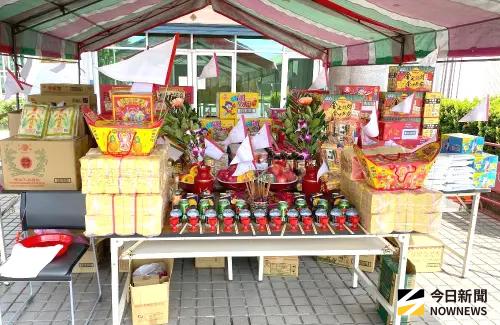 ▲台灣港務港勤公司舉辦中元普渡祈安法會，將普渡供品化為愛心物資，全數捐贈給社團法人高雄市濟心慈善會，以助在地弱勢家庭度過難關，善盡企業社會責任。(圖／記者黃守作攝，2025.09.09)