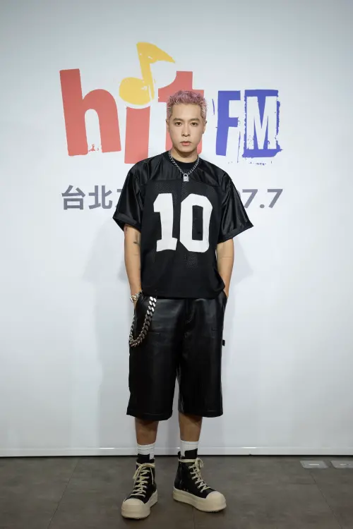 ▲▲周湯豪（如圖）新造型是一頭粉色頭髮。（圖／hit FM提供）