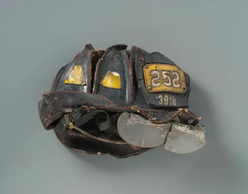 ▲911現場找到罹難者消防員Kevin M. Prior. 的頭盔，事發當年他28歲。（圖／取自「National September 11 Memorial & Museum」FB）