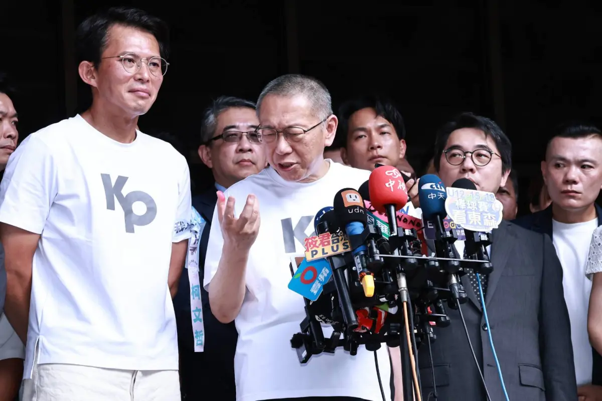 ▲民眾黨前黨魁柯文哲（中）及現任黨主席黃國昌（左）被外界形容為「2個太陽」。（圖／記者吳翊緁攝）