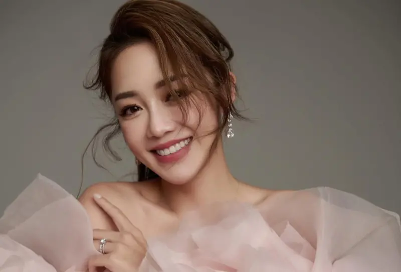 ▲林千又今（9）日透露從西班牙馬德里搭機回來時，竟發現行李被撬開，裡面老公的婚禮西裝、精品全被偷，整個行李箱還報廢，損失破百萬。（圖／林千又IG@cocomademedomydream）