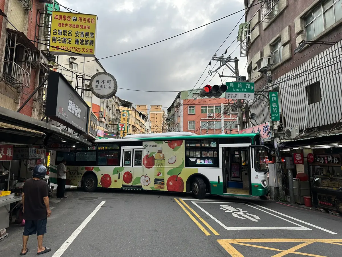 ▲蘆洲一輛學生專車轉彎時不慎撞擊店家招牌，導致店家招牌受損、車子玻璃碎裂。（圖／翻攝畫面）