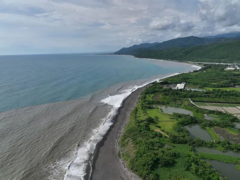 ▲恆春海域出現大量泥沙，造成海底景觀視線受阻，被認為讓墾丁觀光雪上加霜，台電已確認該狀況非核三排水所造成。（圖／台電提供）