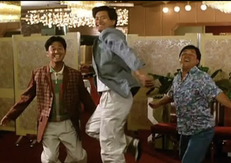 ▲周潤發（中）演出王晶執導的搞笑喜劇《福星假期》，一開始完全無法適應誇張的演出，曾志偉（右）與陳百祥（左）的那種演法，讓他無法接受，感嘆這種片子如果每年拍一部，連戲都不會演了。王晶卻覺得這部片比他們後來合作的《賭神》，更讓自己喜愛。（圖／摘自IMDb）