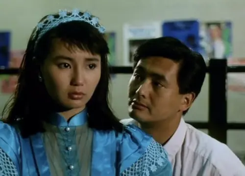 ▲周潤發（右）在《福星假期》裡，對張曼玉（左）緊追不捨。（圖／摘自IMDb）