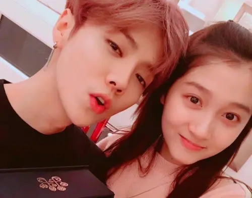 ▲鹿晗（左）疑與關曉彤（右）8年情斷！遭爆已分手9個月　連事業關係也切割。（圖／微博@關曉彤）