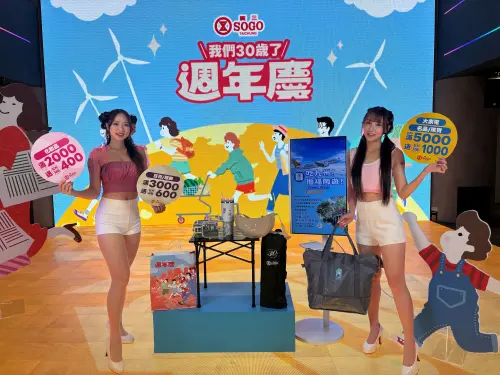 ▲廣三SOGO攜手台灣知名插畫家李翰「舉牌小人」創作者，以鮮明色彩與溫暖手繪風格，聯名推出數波來客禮，（圖／記者金武鳳攝，2025.9.9)