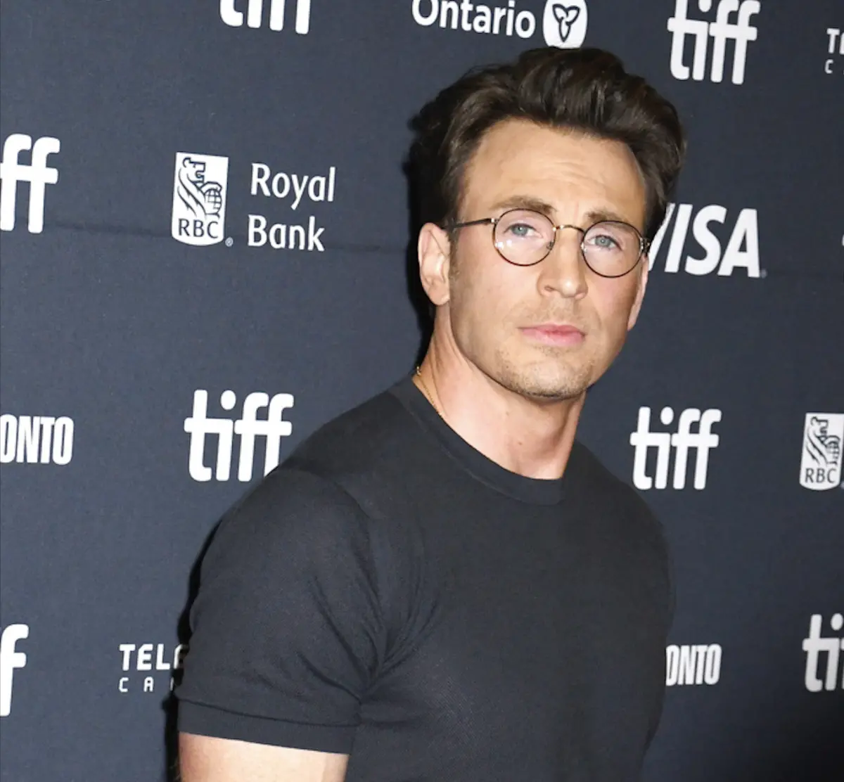 ▲克里斯伊凡近日現身多倫多影展，除了剃掉鬍子，胸口的肌肉明顯隆起，手臂也變壯，粉絲懷疑他在為新片做準備，預言他應該是要回歸《復仇者聯盟5》，再次扮演「美國隊長」史蒂夫羅傑斯，但相關人等和他本人都未證實。（圖／美聯社／達志影像）