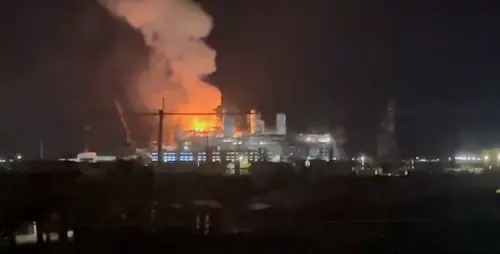 ▲高雄市永安區興達電廠二廠今（9）日晚間傳出火警，起因為天然氣新建工地發生爆炸，電廠一度冒出超大火光。（圖／Threads@pinggo_1113授權使用）
