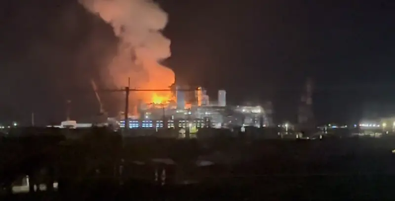 ▲今年位於高雄市永安區興達電廠二廠今(9)日晚間傳出火警,起因為天然氣新建工地發生爆炸。(圖/Threads@pinggo_1113授權使用)