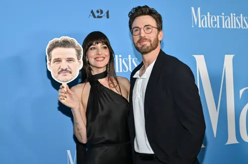 ▲克里斯伊凡（右）與達珂塔強生（左）早先宣傳《天作之合》時，克里斯身形明顯沒有扮演「美國隊長」時那麼大隻，也是留了鬍子的模樣。（圖／美聯社／達志影像）