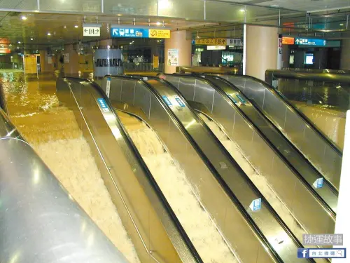 ▲納莉颱風帶來的大雨灌進台北捷運站哩，手扶梯成泥水瀑布。（圖／台北捷運 Metro Taipei）