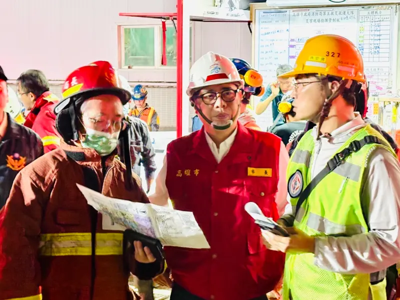 ▲高雄興達電廠晚間火警，高雄市長陳其邁趕赴現場了解狀況。（攝影／高雄市政府提供）