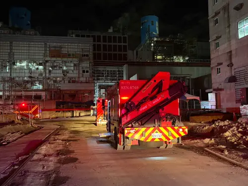 ▲ 高市府消防局晚間8時6分接獲通報後，立即出動路竹、岡山及特一等分隊，共派遣25輛消防車、63名消防人員前往現場。（圖／高市府提供）