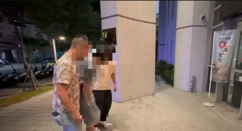 ▲新北八里一名45歲林姓男子手持開山刀到店家門口揮舞恐嚇，警方拘提過程，林男頑強抵抗，導致員警手指及右手臂遭割傷。（圖／翻攝畫面）