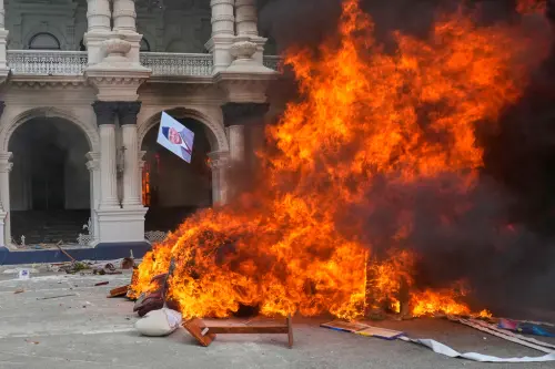 ▲尼泊爾政府封鎖多個網路社群平台，加上政府貪腐、經濟不振，引起數千人上街抗議，爆發數十年來最嚴重暴動，截至9日已釀22死，總理、總統及多位部長請辭。（圖／美聯社／達志影像）