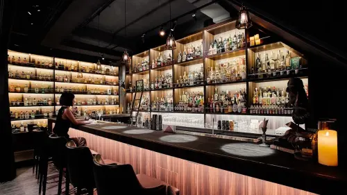 ▲高雄鹽埕的JustIn入吧是一座藏身於純白法式甜點店背後的祕密空間。（圖／翻攝畫面）