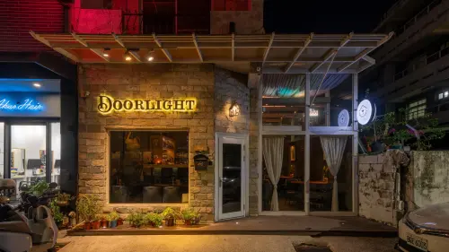▲隱身在三多商圈巷弄裡的 Bar Doorlight，白天低調不起眼，夜晚卻化身迷人塔羅主題酒吧。（圖／翻攝畫面）