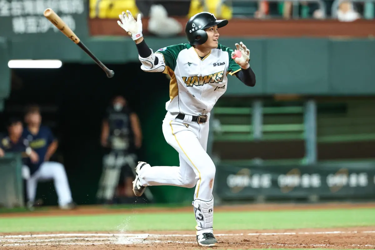 ▲台鋼雄鷹二壘手林家鋐於第九局下半，敲出再見安打，率領台鋼雄鷹於主場上演大逆轉，終場3：2擊敗中信兄弟。（圖／台鋼雄鷹提供）