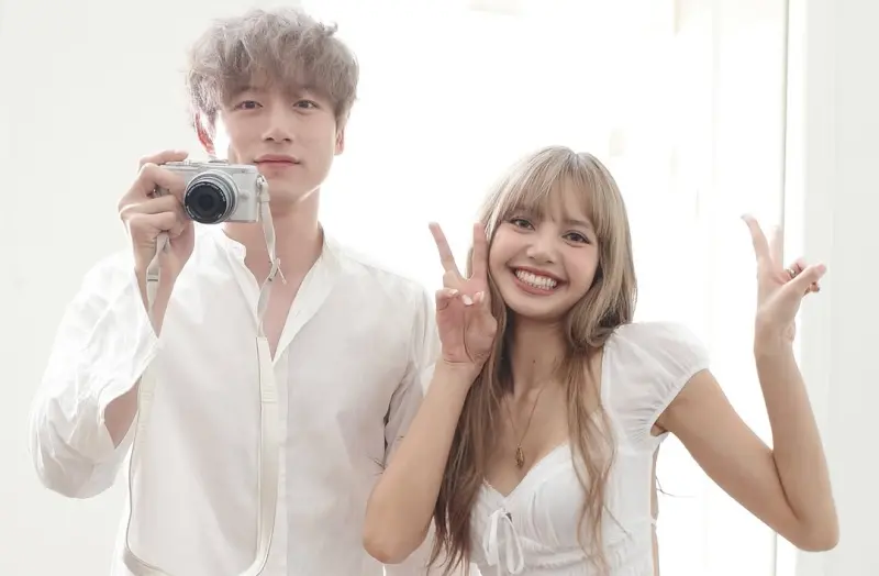 ▲坂口健太郎（左）是BTS成員j-hope是好朋友，也是BLACKPINK成員Lisa（右）第一個找來拍親密MV的男演員，如今因為《週刊文春》踢爆捲入禁忌三角戀、劈腿女星，形象慘跌。（圖／Lisa IG@lalalalisa_m）