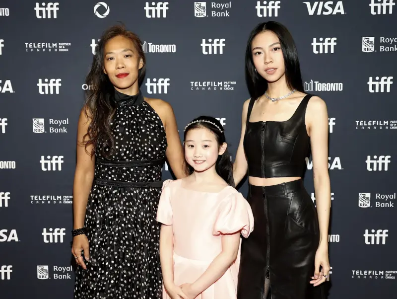 ▲《左撇子女孩》將代表台灣角逐奧斯卡最佳國際電影獎，今年才以《艾諾拉》得獎的名導西恩貝克是片子的共同編劇和剪輯，助台灣一臂之力。而導演鄒時擎（左起）、主角葉子綺、馬士媛前往多倫多影展，兩場首映票都搶購一空。（圖／光年映畫提供提供）