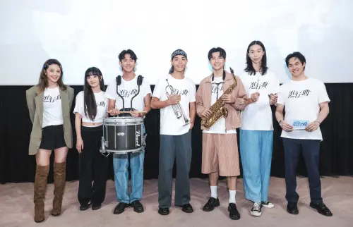 ▲《進行曲》黃薇渟（左起）、木木（林葦妮）、余杰恩、牧森、劉育仁、陳以恆、賴宥成不只現身和觀眾見面，也順便帶來樂器演奏，展現十足誠意。（圖／未來進行曲提供）