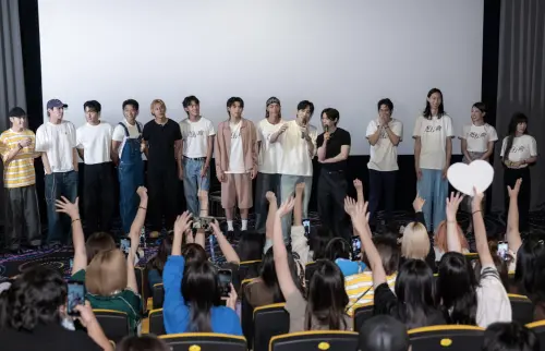 ▲眾BL劇男神包場力挺《進行曲》，吳岳擎（左起）、余晉、鍾岳軒、初孟軒、各務孝太、余杰恩、劉育仁、牧森、金在勳、邱宇辰、賴宥成、陳以恆、黃薇渟、木木（林葦妮）等齊聚一堂，陣容浩大。（圖／未來進行曲提供）