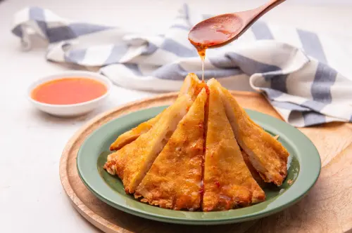 ▲「漢來海港」即日起至2025年10月5日，於午、晚餐限定推出澎湖海鮮料理，圖為花枝月亮蝦餅。（圖／取自漢來美食臉書）