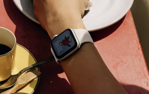 ▲Apple Watch SE 3針對入門市場大改，補齊螢幕常亮與快充功能。（圖／官方提供）