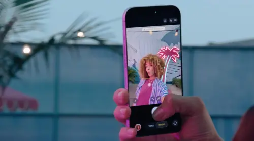 ▲iPhone 17全系列手機前置鏡頭終於從1200萬畫素升級為1800萬畫素，還有支援雙向錄影。（圖/YT＠Apple）