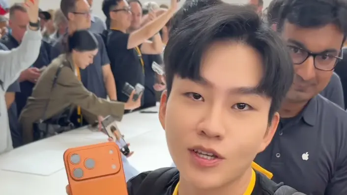 Joeman搶先亮相iPhone 17 Pro Max！橘藍雙色亮相　這功能他嚇壞