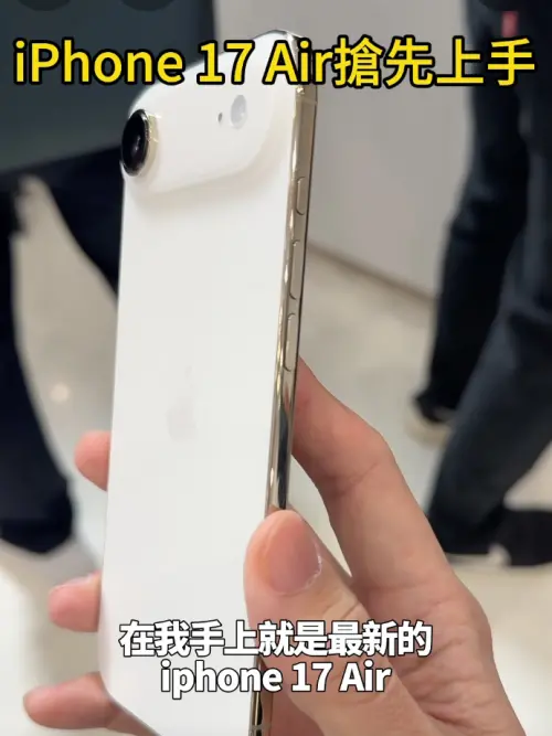 ▲Jonman開箱全新iPhone 17 Air。（圖／翻攝自Joeman YouTube）