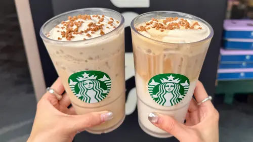 ▲9月最新咖啡優惠「星巴克買一送一」再喝9天！foodomo外送那堤、冷萃咖啡、摩卡半價；今（10）日黑貓馬克杯、瓷盤、吊飾及收納娃包開搶。秋季「黑糖栗子」3大新品真實口感曝。85度C週三珍奶第二杯半價。（圖／記者蕭涵云攝）