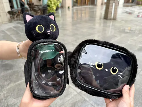 ▲星巴克鐵粉一定要收藏「綠圍裙黑貓掛飾組」！黑貓收納包還有耳朵和尾巴也超萌。（圖／記者蕭涵云攝）