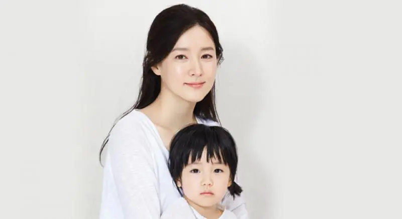 ▲李英愛近日在節目上透露，女兒已經14歲了，想出道當偶像，所以現在到處去試鏡。而李英愛過去也曾帶著女兒拍廣告，女兒甜美的長相完全遺傳到她。（圖／Lyanature co.官網）